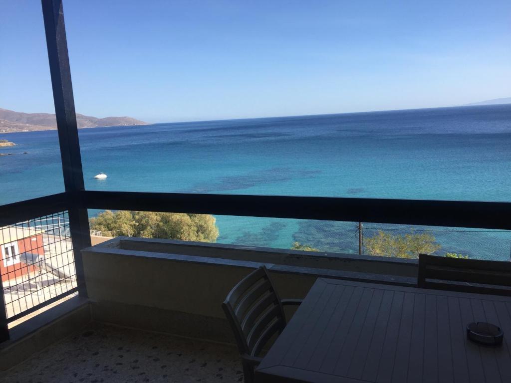 vista para o oceano a partir de um quarto de hotel em Seafront em Caristo