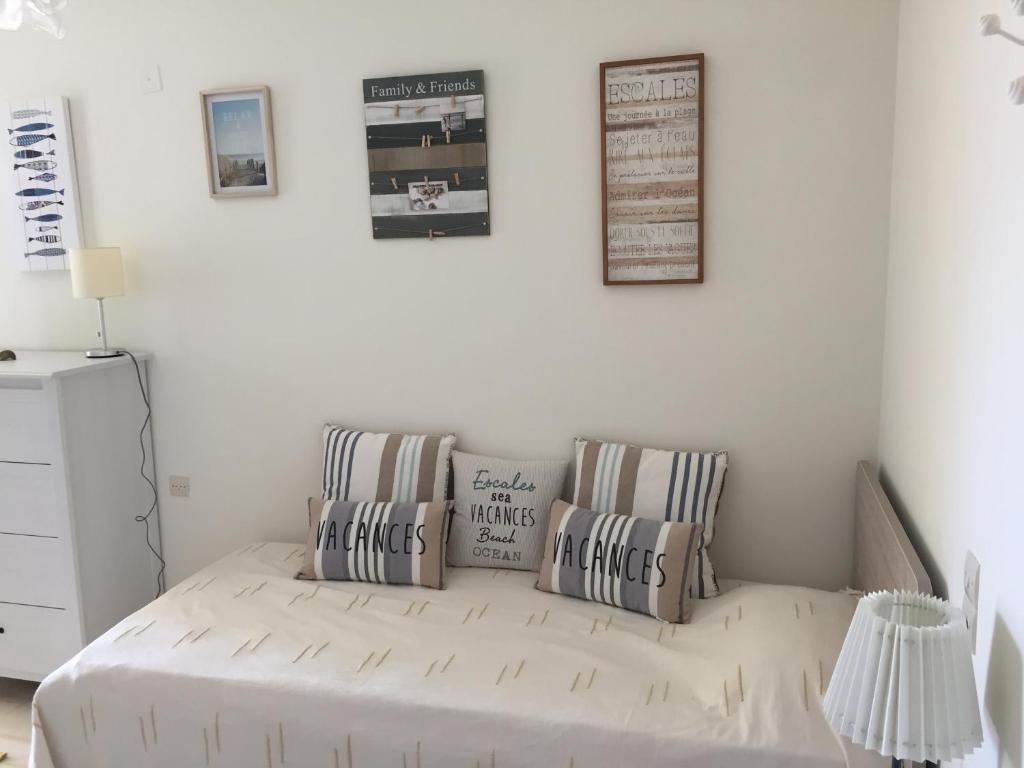 sypialnia z łóżkiem z 2 poduszkami w obiekcie Seafront w mieście Karistos
