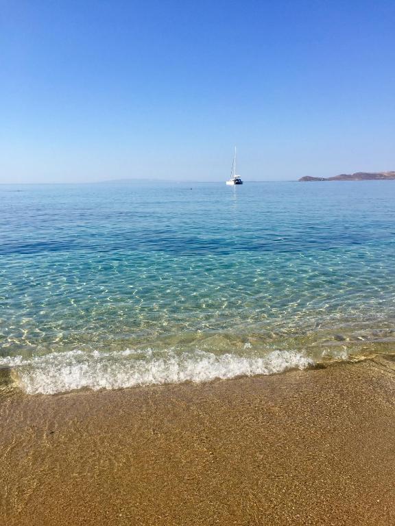 łódź w oceanie z piaszczystą plażą w obiekcie Seafront w mieście Karistos