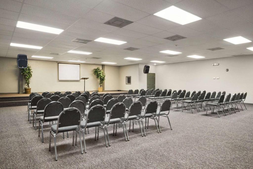 Howard Johnson by Wyndham Winter Haven FL photo