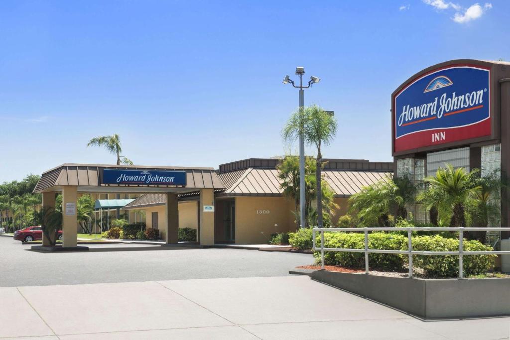a front view of a hampton inn at Howard Johnson by Wyndham Winter Haven FL in Winter Haven