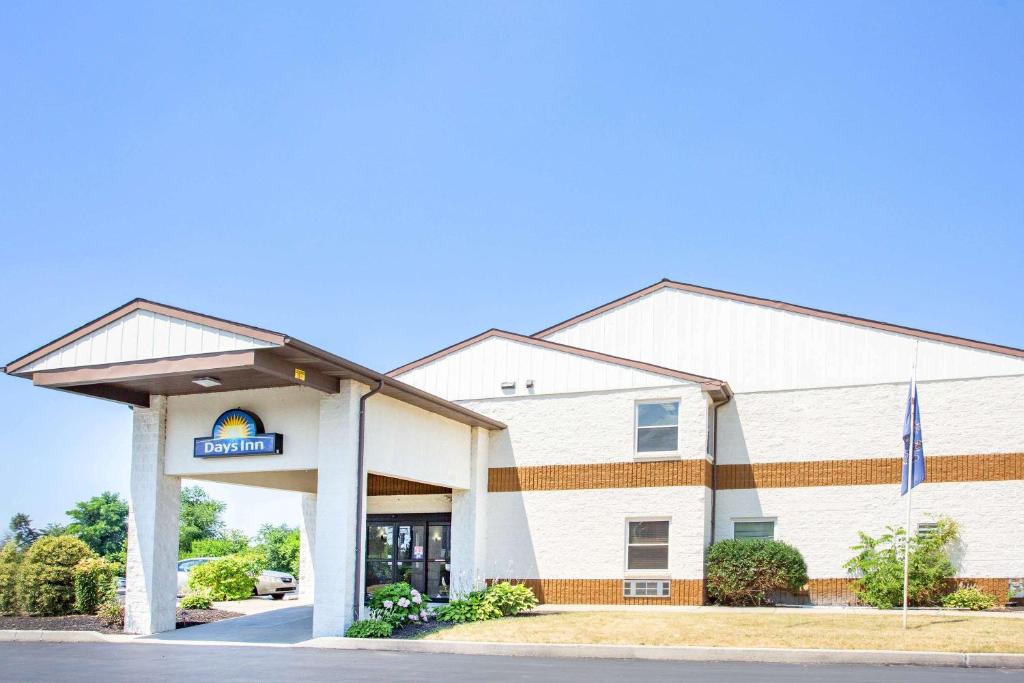 una vista frontal de un edificio con hotel en Days Inn by Wyndham Lancaster PA Dutch Country, en Ronks