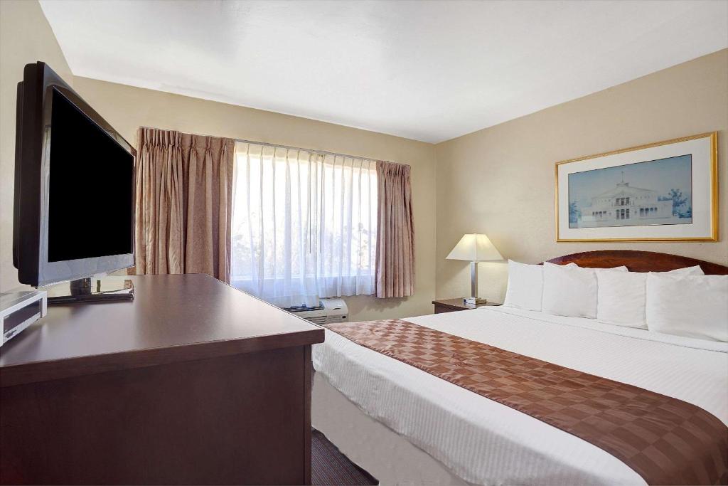 Travelodge by Wyndham Everett City Center - Room Roi - Non-fumeur