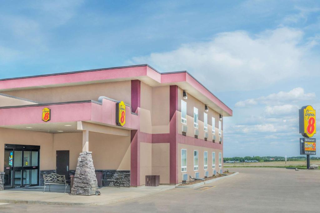 ein Fast-Food-Gebäude mit einem Krispy Kreme in der Unterkunft Super 8 by Wyndham Innisfail in Innisfail