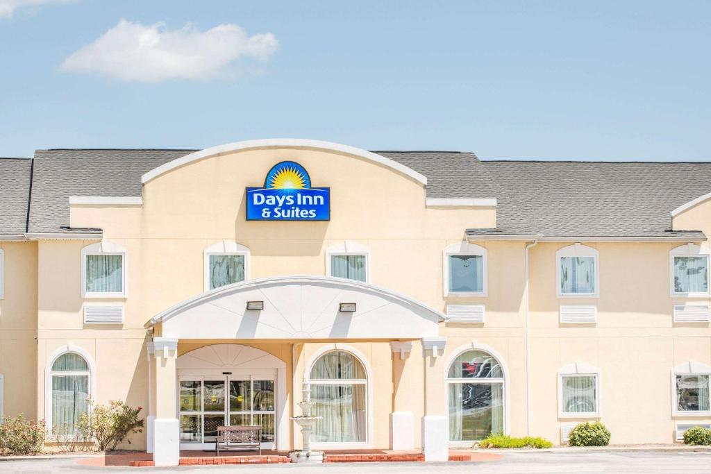 a rendering of a days inn and suites at Days Inn & Suites by Wyndham Swainsboro in Swainsboro