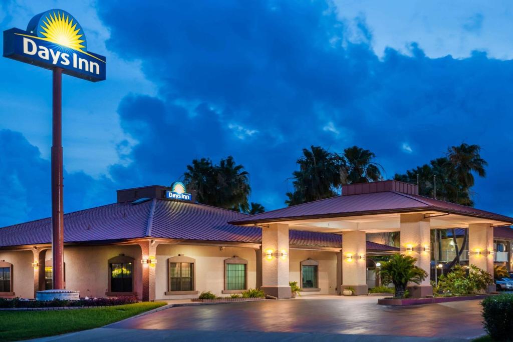 un rendering di un hotel diurno di Days Inn by Wyndham Portland/Corpus Christi a Portland