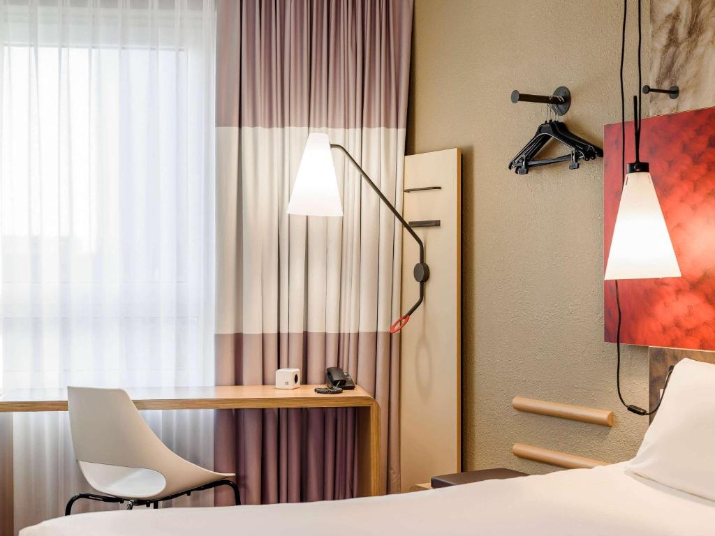 Postel nebo postele na pokoji v ubytování Ibis Hotel Köln Am Dom