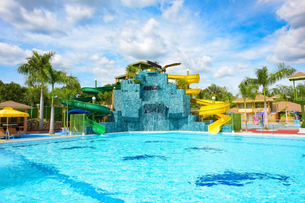 Bazén v ubytování Kabaleyan Cove Resort powered by Cocotel nebo v jeho okolí