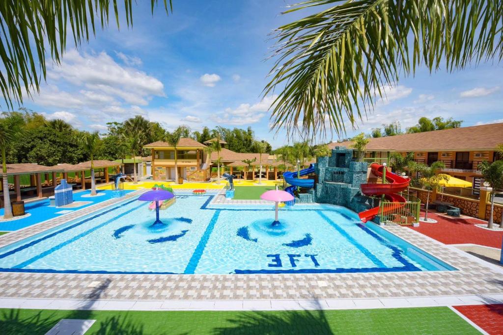Bazén v ubytování Kabaleyan Cove Resort powered by Cocotel nebo v jeho okolí