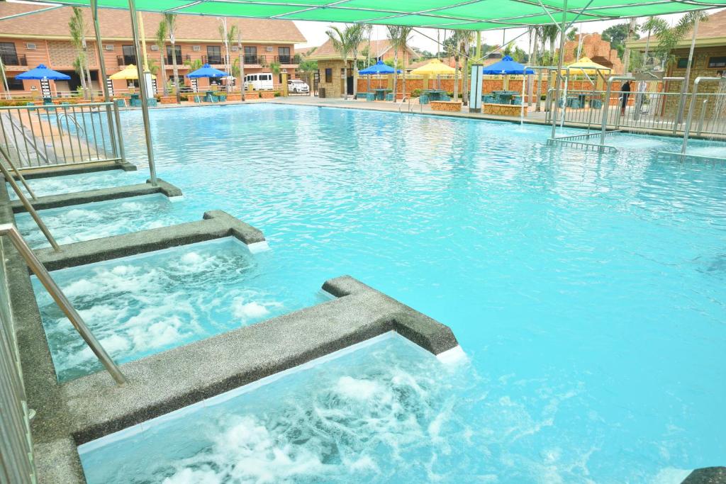 Bazén v ubytování Kabaleyan Cove Resort powered by Cocotel nebo v jeho okolí