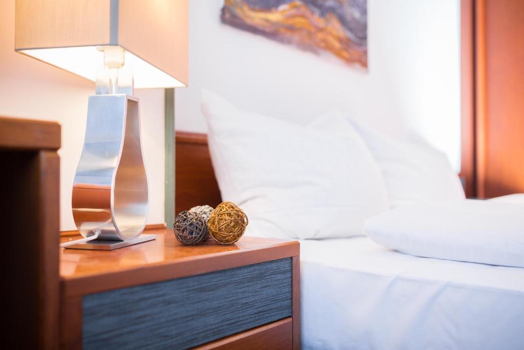 Postel nebo postele na pokoji v ubytování Arotel Best living Nürnberg
