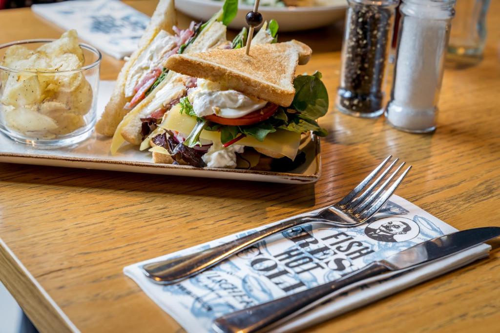 Eten bij of ergens in de buurt van het hotel

