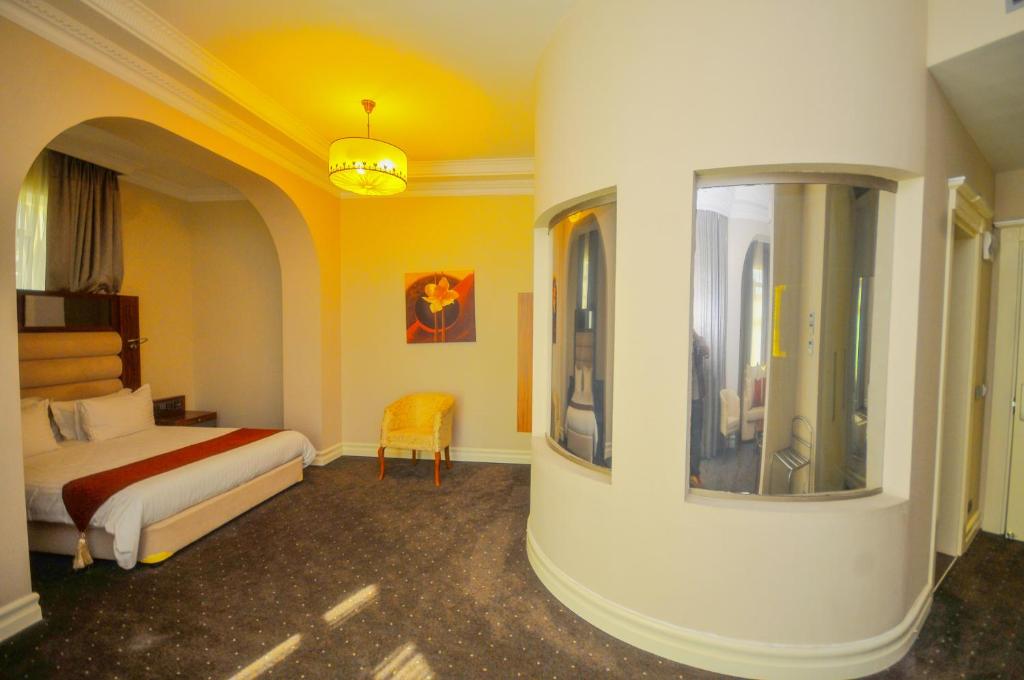 Postel nebo postele na pokoji v ubytování Batumi World Palace