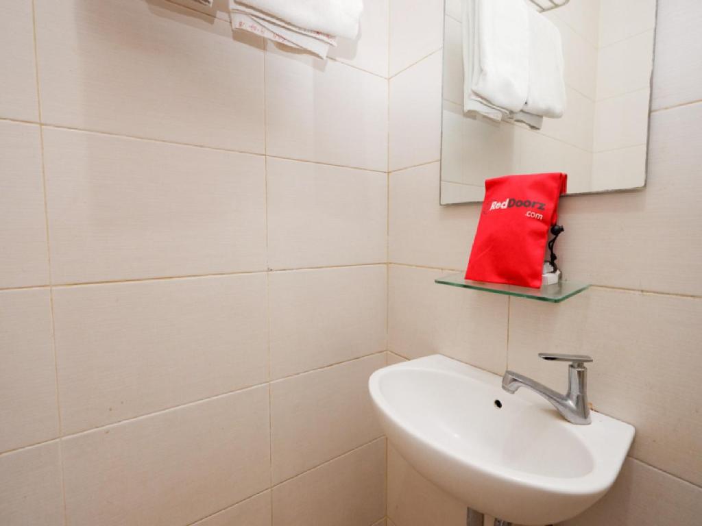 Koupelna v ubytování RedDoorz Plus @ Singosari Raya