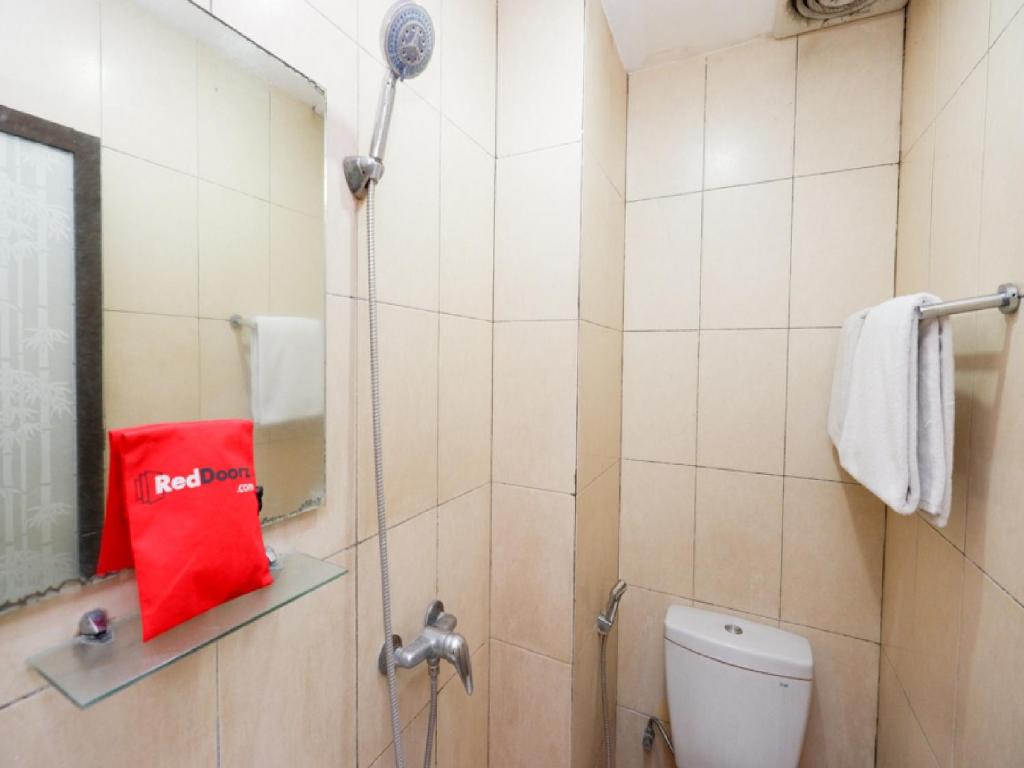 Koupelna v ubytování RedDoorz Plus @ Singosari Raya