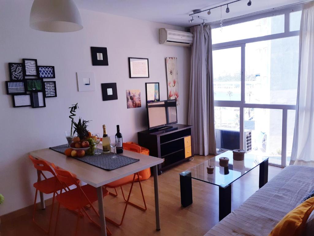 ein Wohnzimmer mit einem Tisch und Obst darauf in der Unterkunft La Brisa Malagueta in Málaga