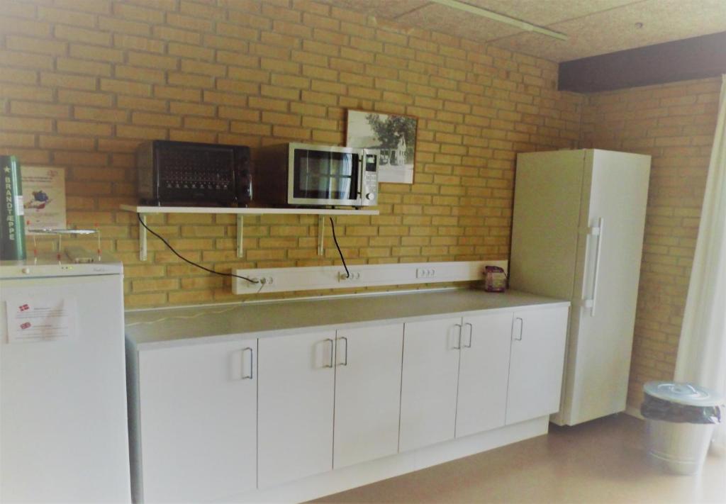 Kuchyň nebo kuchyňský kout v ubytování Sæby Spektrum & Hostel