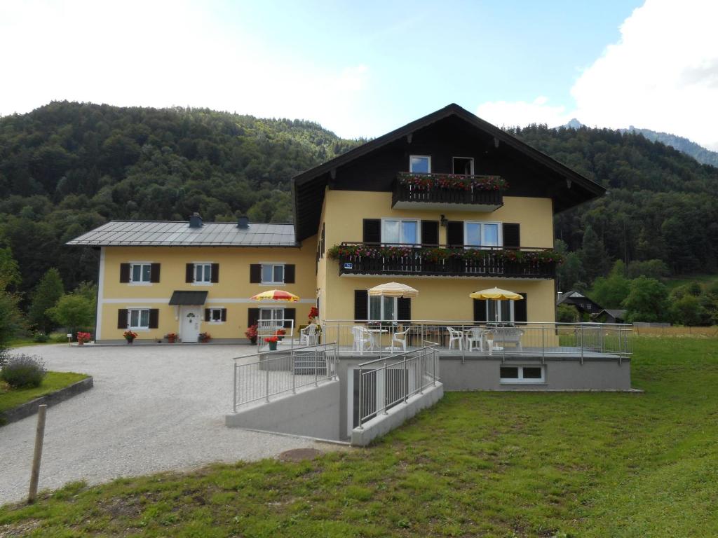 Vista generica sulle montagne o vista sulle montagne dall'interno del bed & breakfast