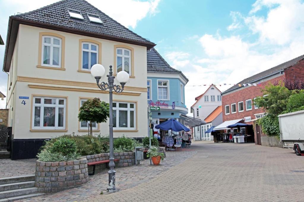 a street in a town with houses and a street light at Amanda in Kappeln