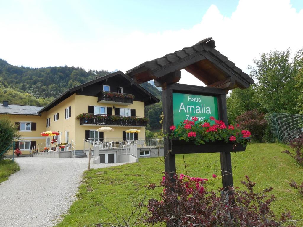 um sinal para um hotel em frente a um edifício em Haus Amalia em Strobl