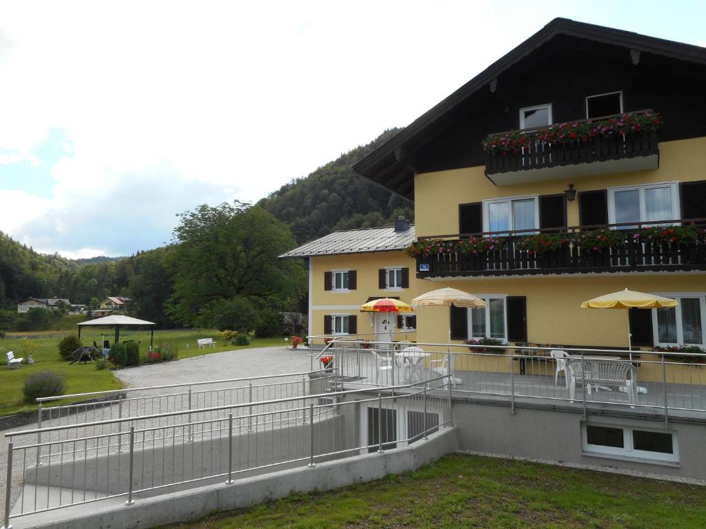 Vista generica sulle montagne o vista sulle montagne dall'interno del bed & breakfast