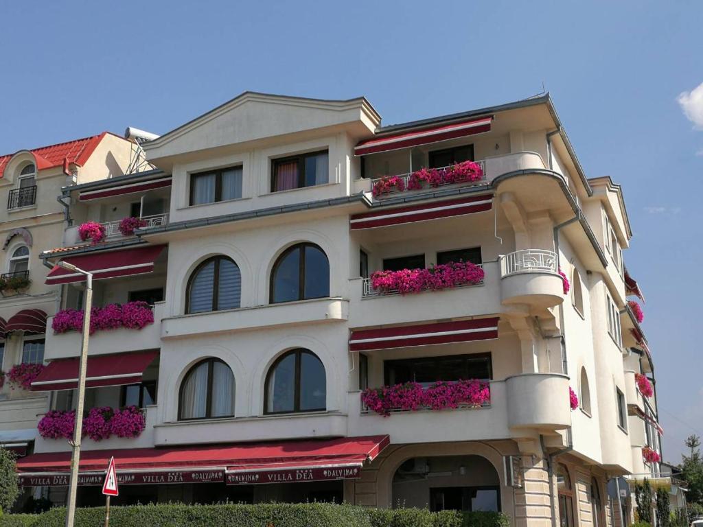 ein Gebäude mit Blumenkästen auf den Balkonen in der Unterkunft Villa Dea in Ohrid