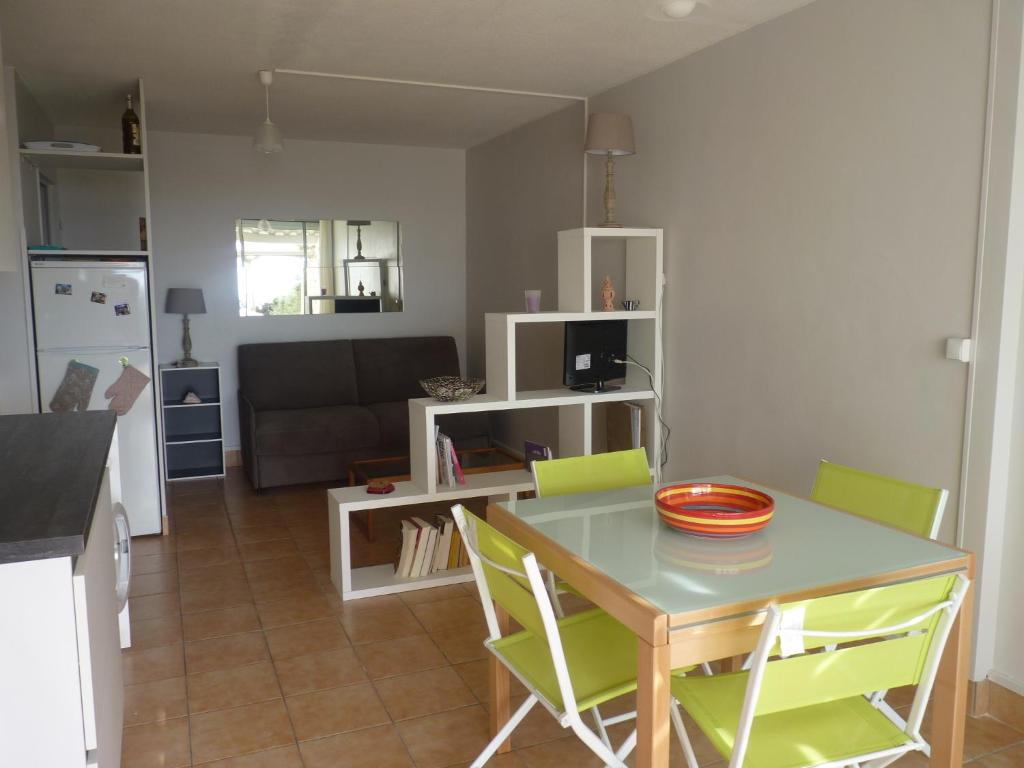 a kitchen and living room with a table and chairs at Appartement T2 RDC, Front de Mer, 4 couchages, Les Balcons de la Méditerranée Narbonne Plage in Narbonne-Plage