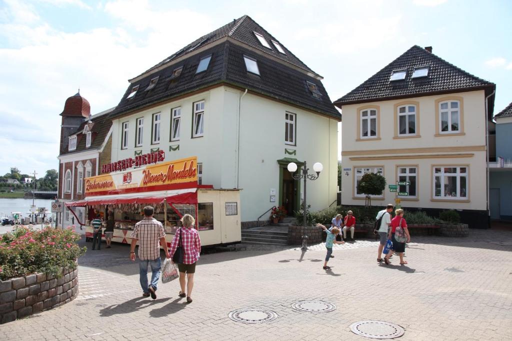 un groupe de personnes marchant devant un bâtiment dans l'établissement Seestern, à Kappeln