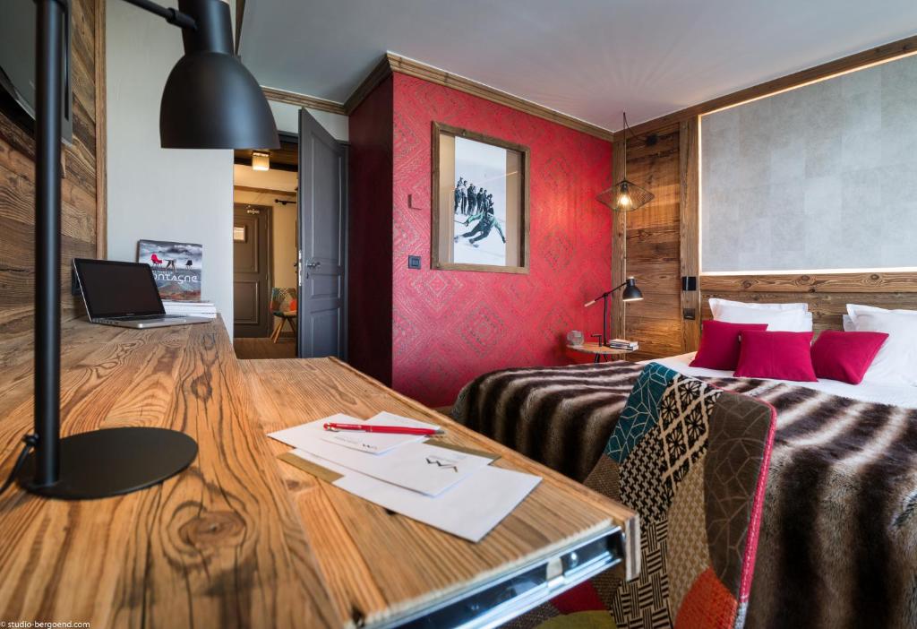 Кровать или кровати в номере Hôtel Village Montana by Les Etincelles