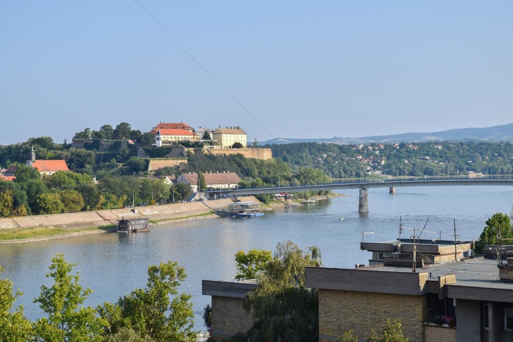 vista su un fiume con barche di APARTMAN BANE 021 with a view a Novi Sad