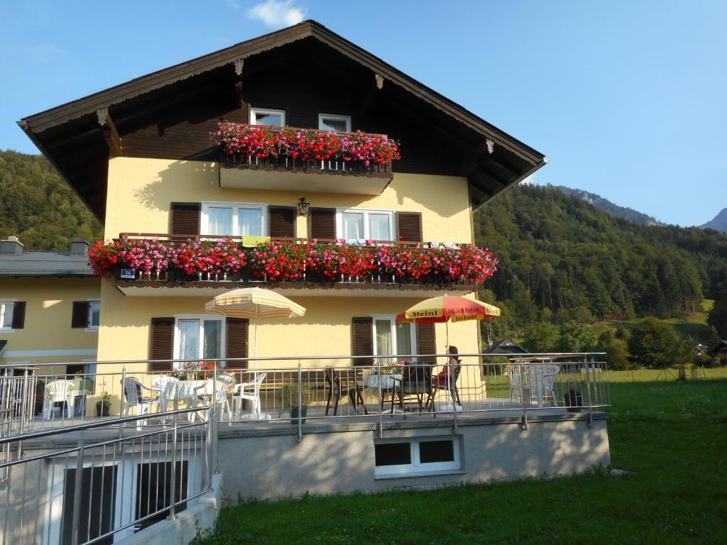 Vista generica sulle montagne o vista sulle montagne dall'interno del bed & breakfast