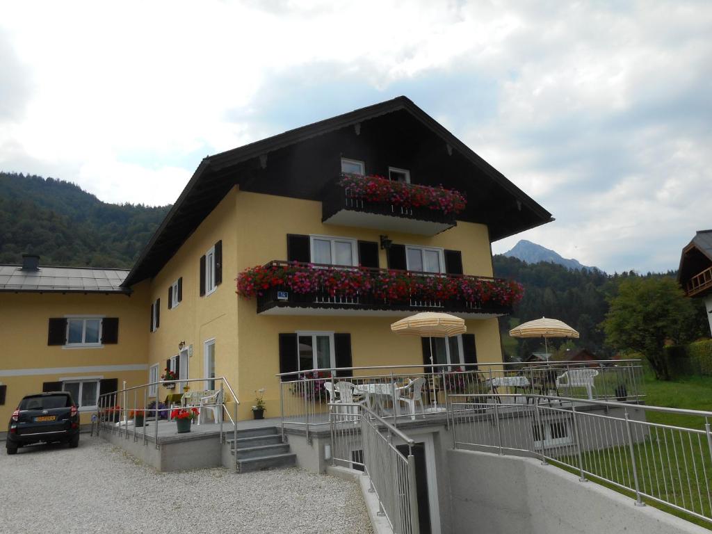 Vista generica sulle montagne o vista sulle montagne dall'interno del bed & breakfast