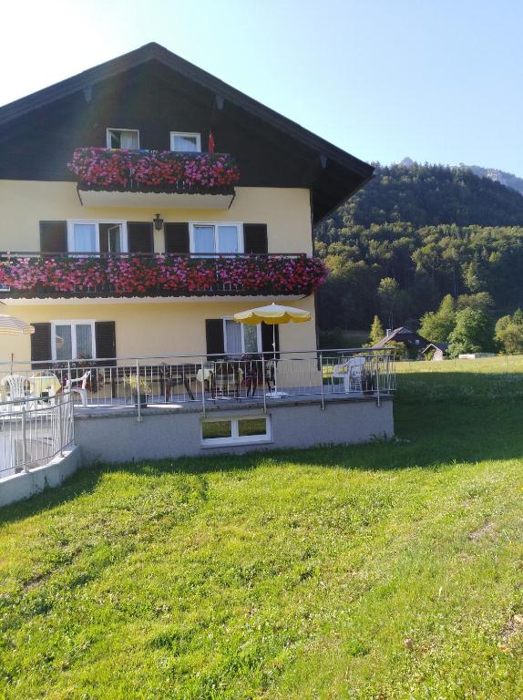 Vista generica sulle montagne o vista sulle montagne dall'interno del bed & breakfast