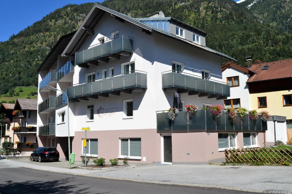 ein Gebäude mit Balkonen und Blumen darauf in der Unterkunft Appartements Steiger in Bad Hofgastein