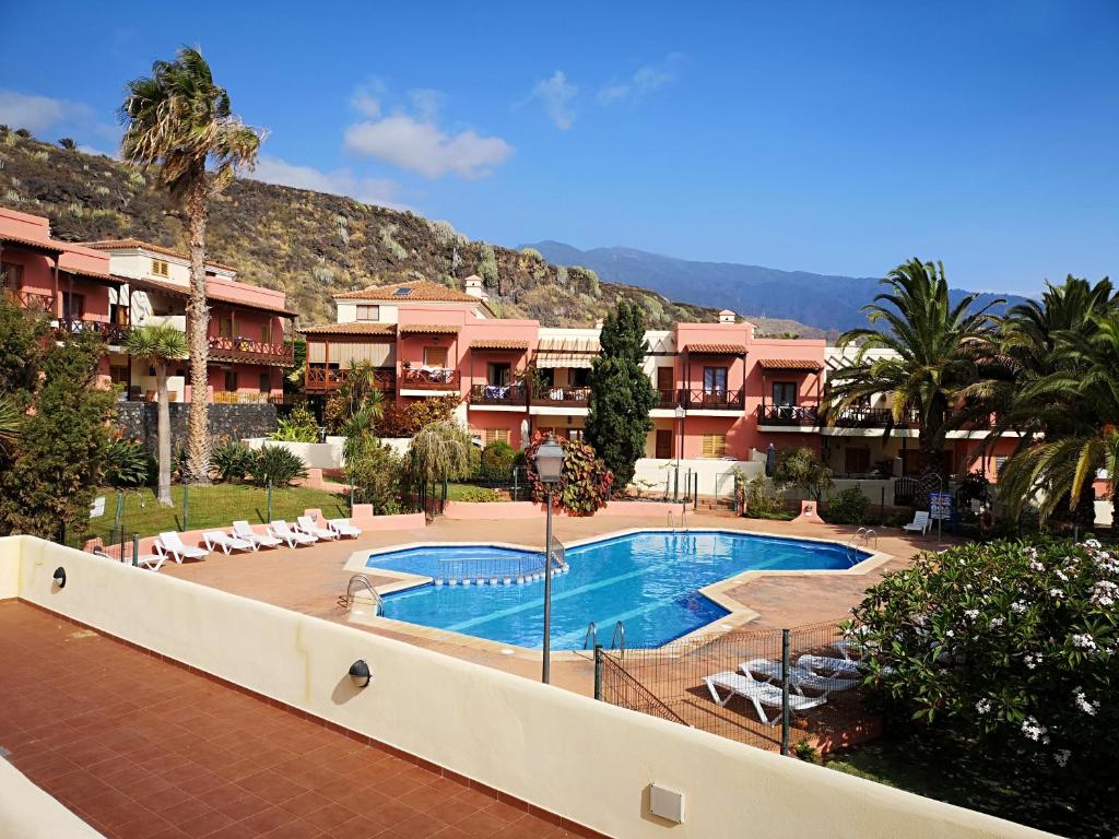 uitzicht op een zwembad in een resort bij VV Sweet Tabaiba "by henrypole home" in Los Cancajos