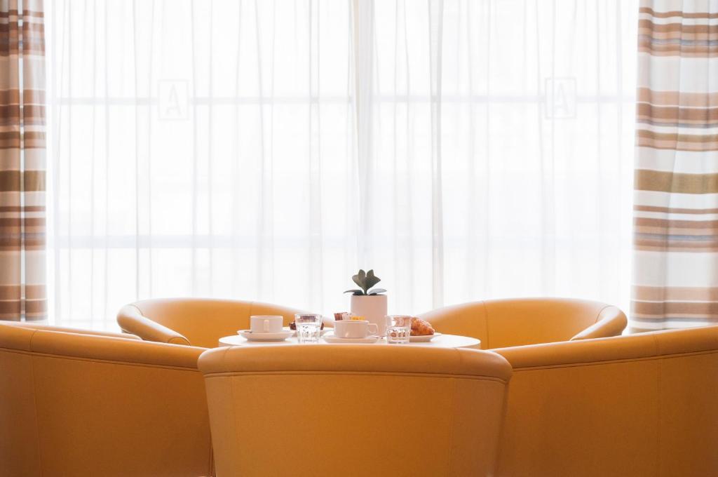 Posezení v ubytování ROOMS by Alexandra Hotel
