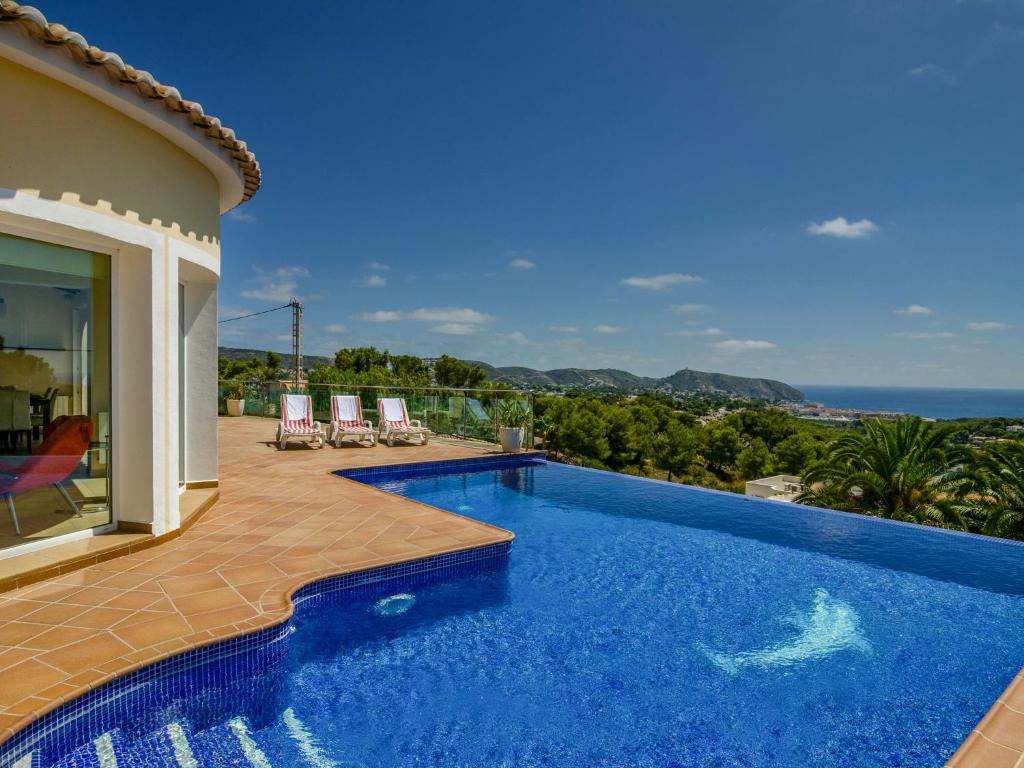 モライラにあるGreat villa in Moraira with infinity poolの海の景色を望むスイミングプール
