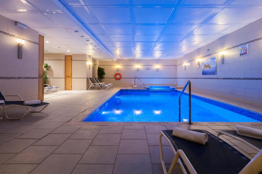 Bazén v ubytování ROOMS by Alexandra Hotel nebo v jeho okolí