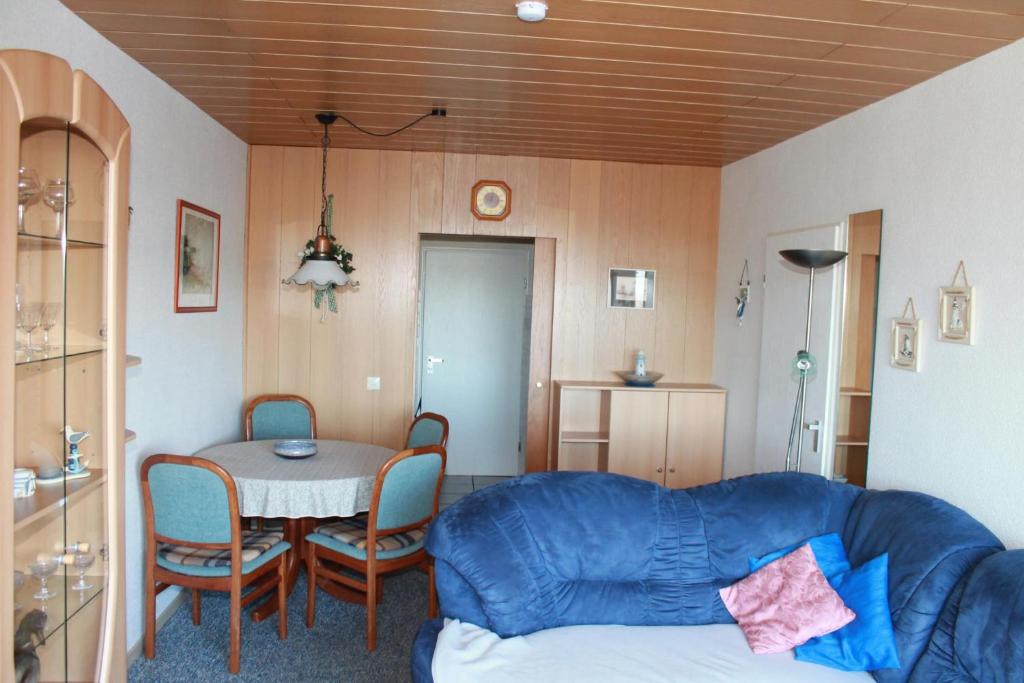 a living room with a blue couch and a table at Ferienwohnung L432 für 2-4 Personen an der Ostsee in Brasilien