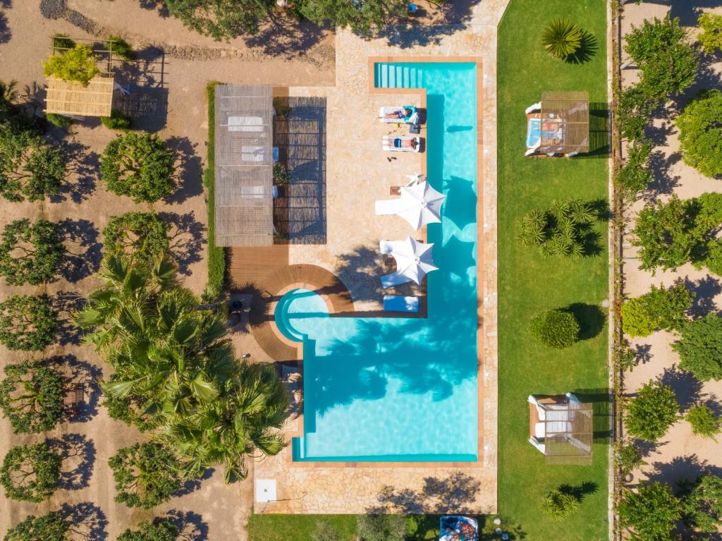 uma vista superior de uma piscina com um resort em Can Arabí em Ibiza