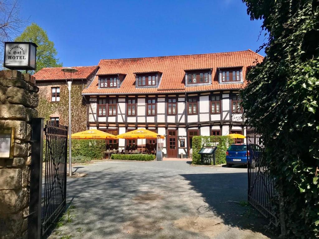 ein großes Gebäude mit einem Zaun davor in der Unterkunft Halberstädter Hof in Halberstadt
