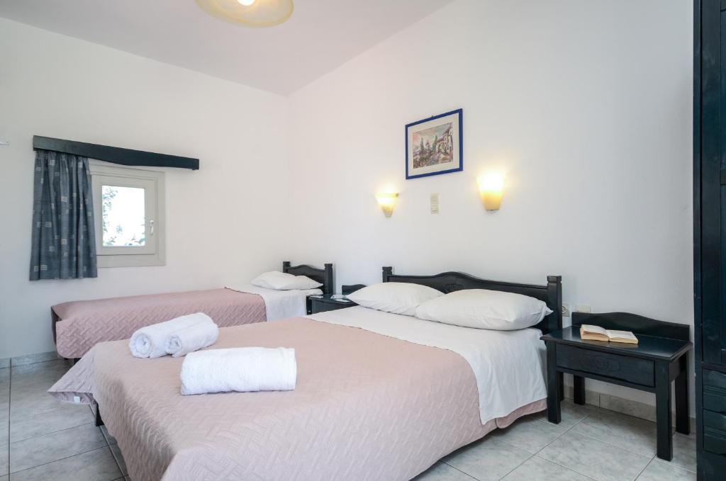 Postel nebo postele na pokoji v ubytování Ydreos Studios & Apartments