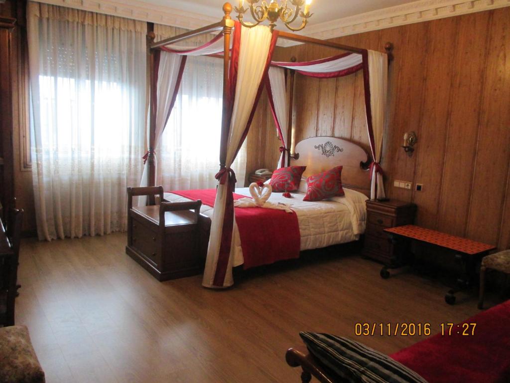 Postel nebo postele na pokoji v ubytování Hotel Playa Samil Vigo