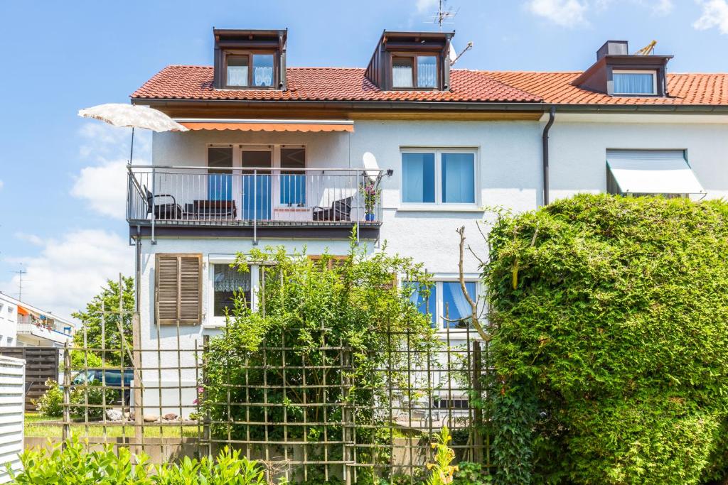 a white house with a fence in front of it at Ferienwohnungen Haus Christine in Lindau