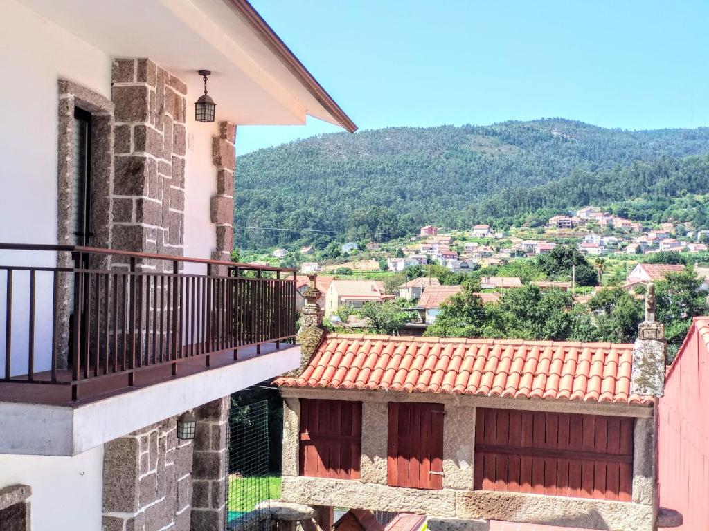 un balcón de una casa con vistas a la ciudad en Villa Oubiña, en Poio