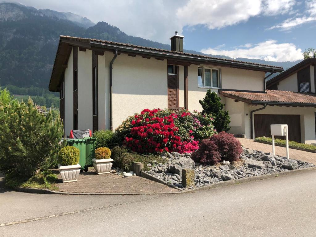 a house with a bunch of flowers in front of it at House Lakeside – GriwaRent AG in Lungern