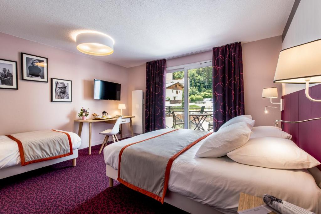 ブリッド・レ・バンにあるLa Vanoise 1825のベッド2台とバルコニーが備わるホテルルームです。