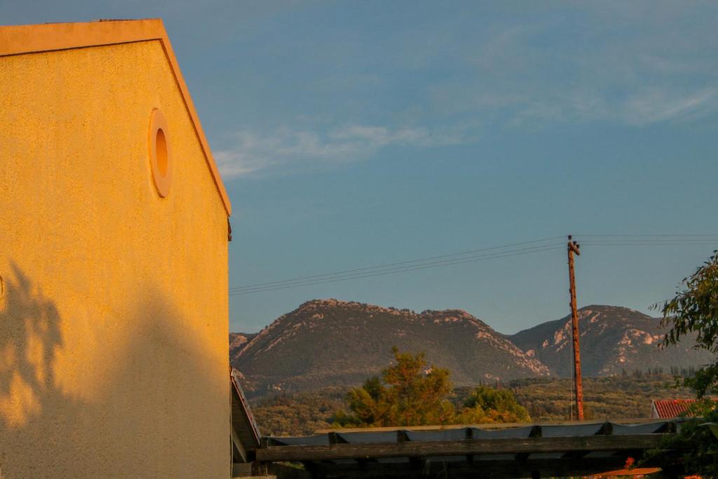 A general mountain view or a mountain view taken from Az apartmant