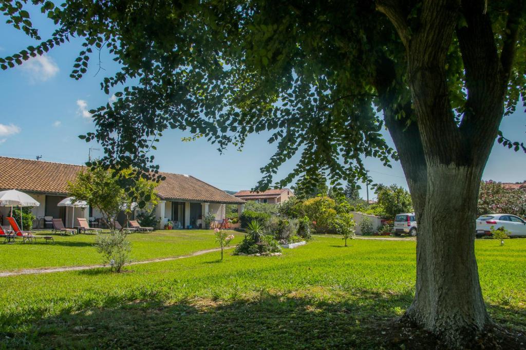 A garden outside Lefkes Apartments