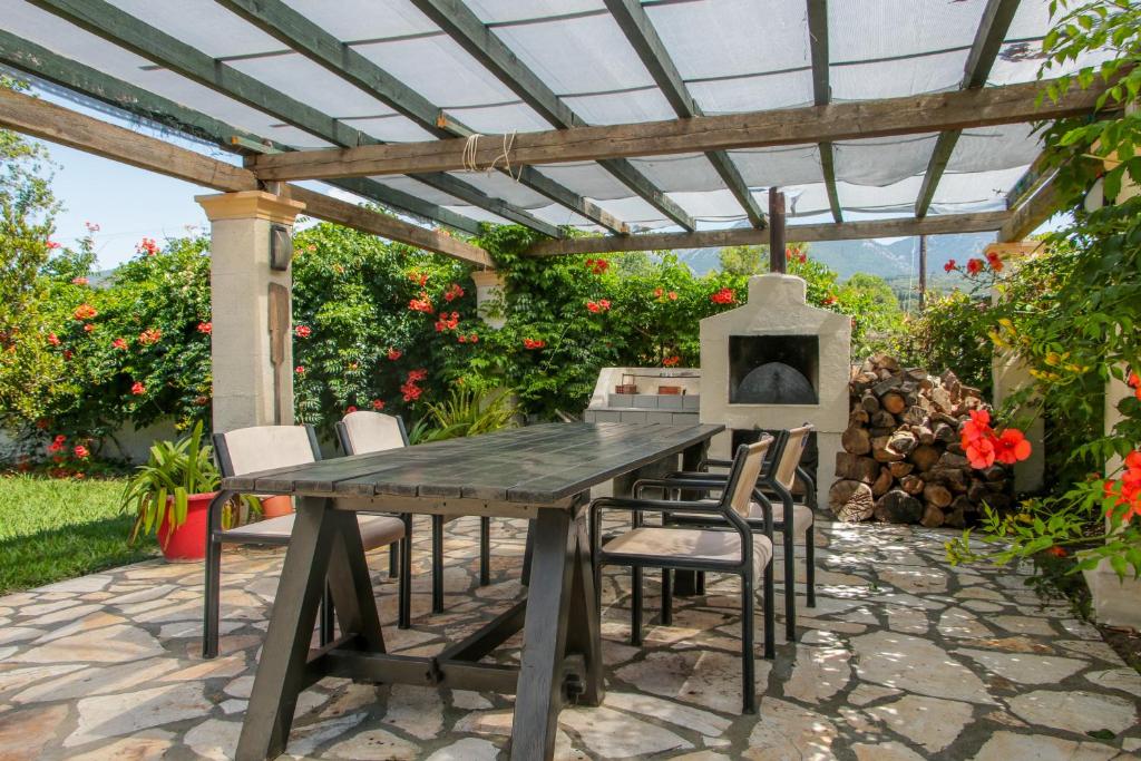 A garden outside Lefkes Apartments